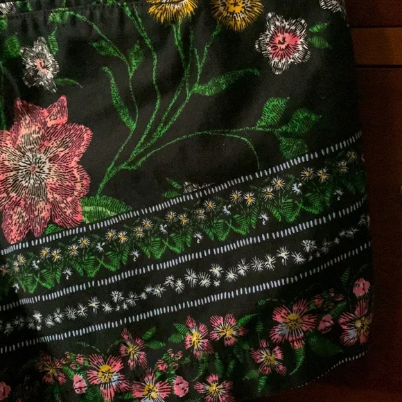 Pretty black floral everyday shorts size 4 - Picture 8 of 9